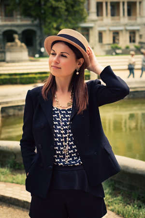 femme parisienne Élégant Parisienne pose sur un photoshoot. portrait de jeune fille à la